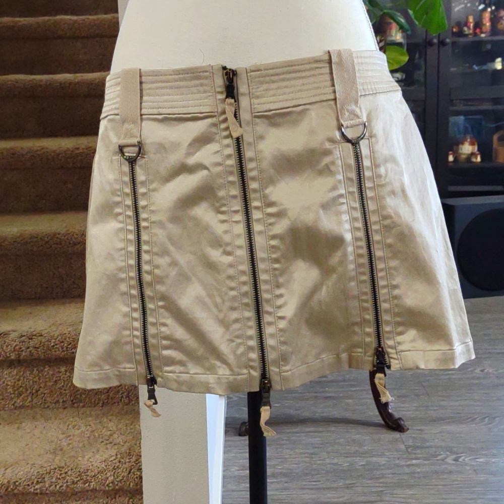 Super cute Zip up Guess Mini skirt.
